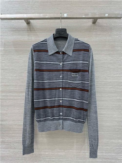 미우미우 긴팔 폴로 셔츠 M53205 2025/신상